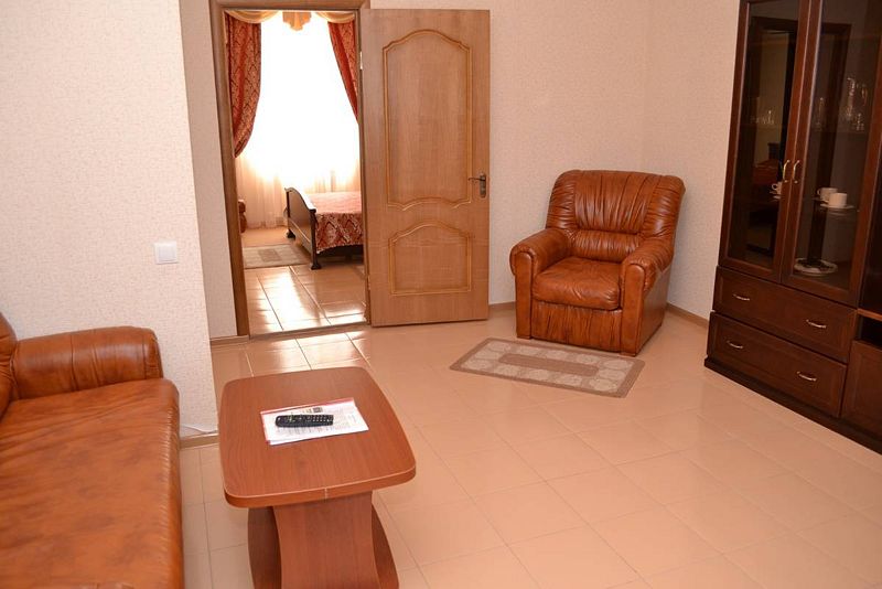 Люкс 4-местный 2-комнатный (с балконом)