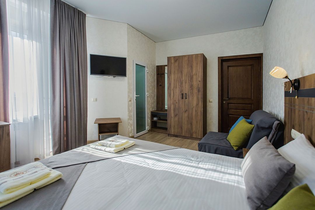 Делюкс 3-местный (с витражным окном и видом на море)