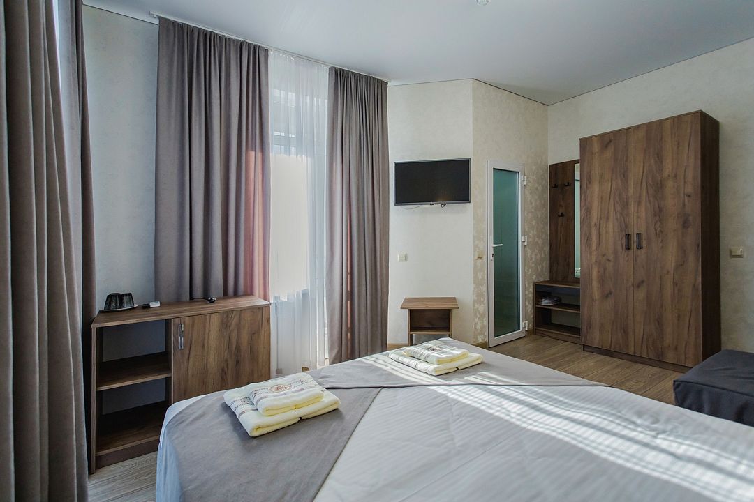 Делюкс 3-местный (с витражным окном и видом на море)