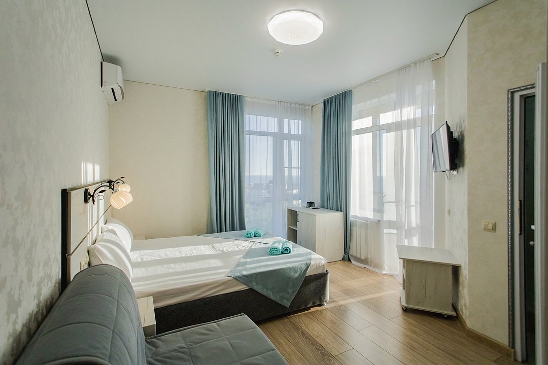 Делюкс 3-местный (с витражным окном и видом на море)