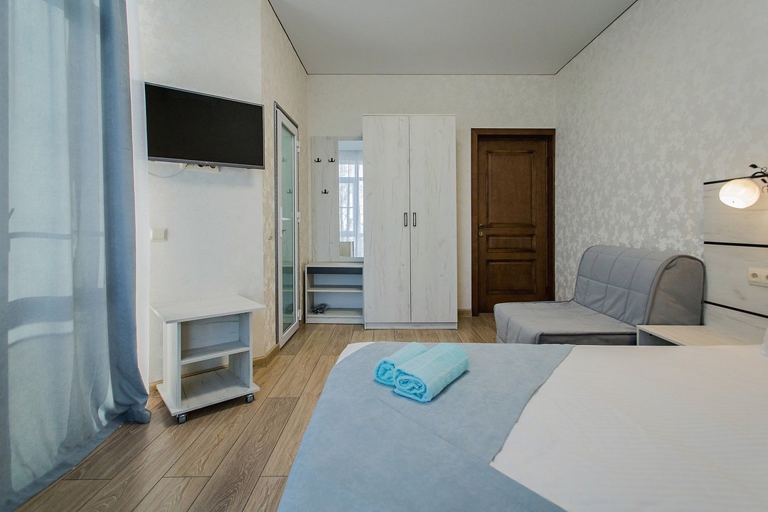 Делюкс 3-местный (с витражным окном и видом на море)