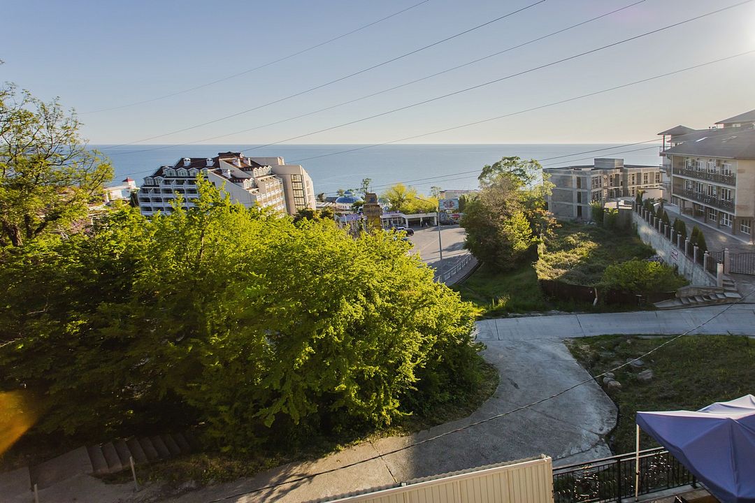 Делюкс 3-местный (с витражным окном и видом на море)