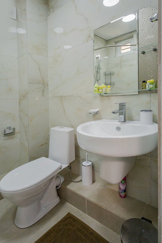 Делюкс 3-местный (с витражным окном и видом на море)