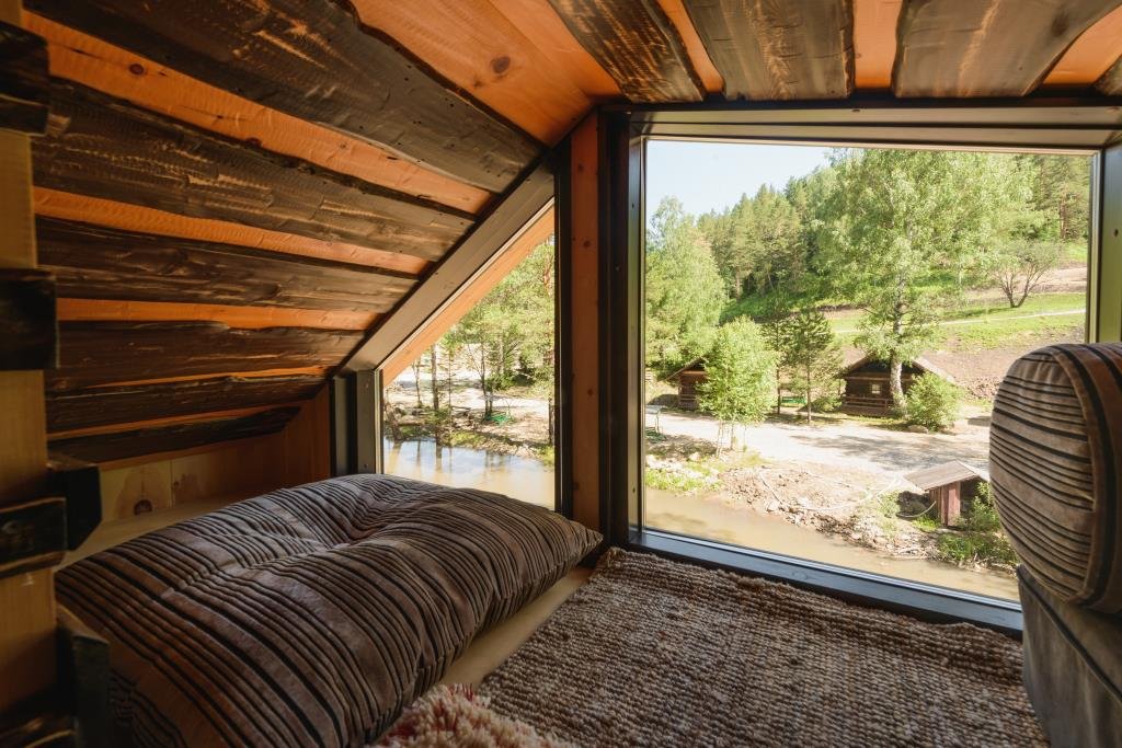 Дом у ручья