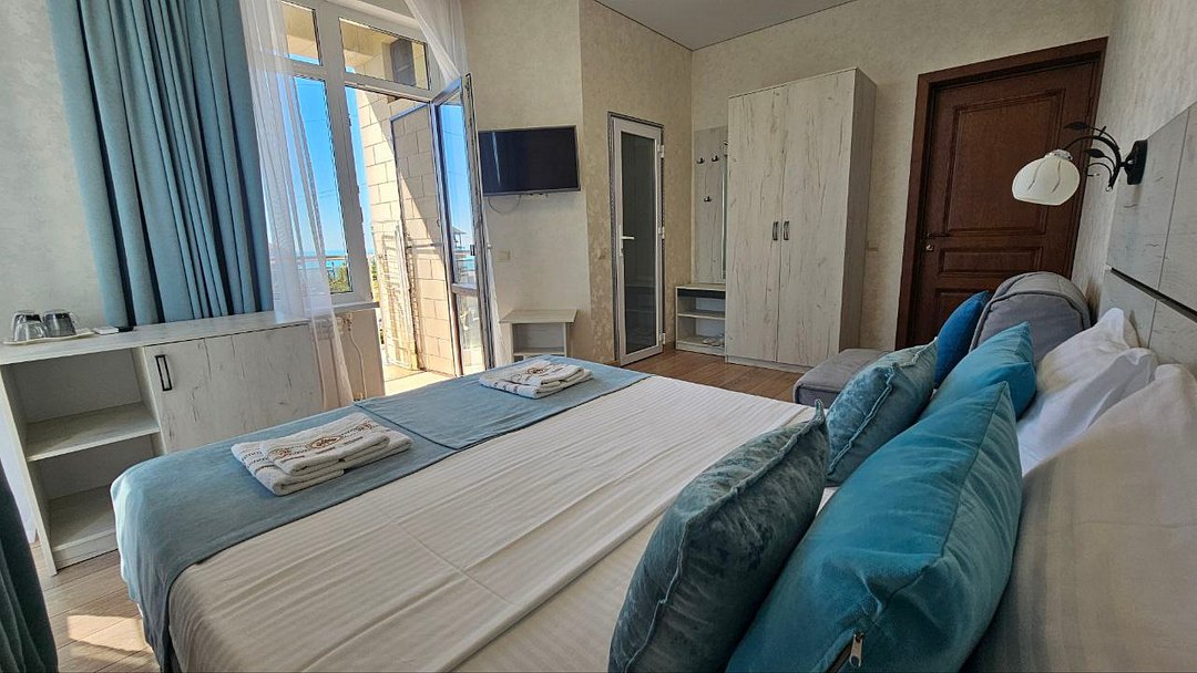 Делюкс 3-местный (с витражным окном и видом на море)