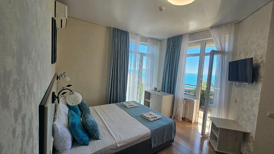 Делюкс 3-местный (с витражным окном и видом на море)