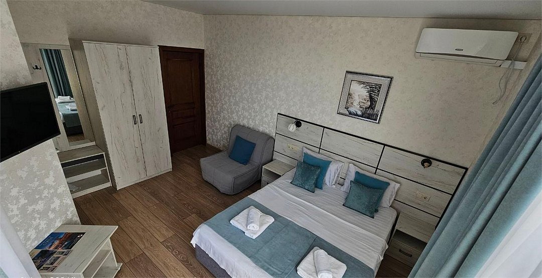 Делюкс 3-местный (с витражным окном и видом на море)