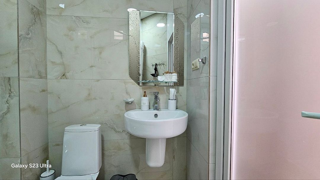 Делюкс 3-местный (с витражным окном и видом на море)