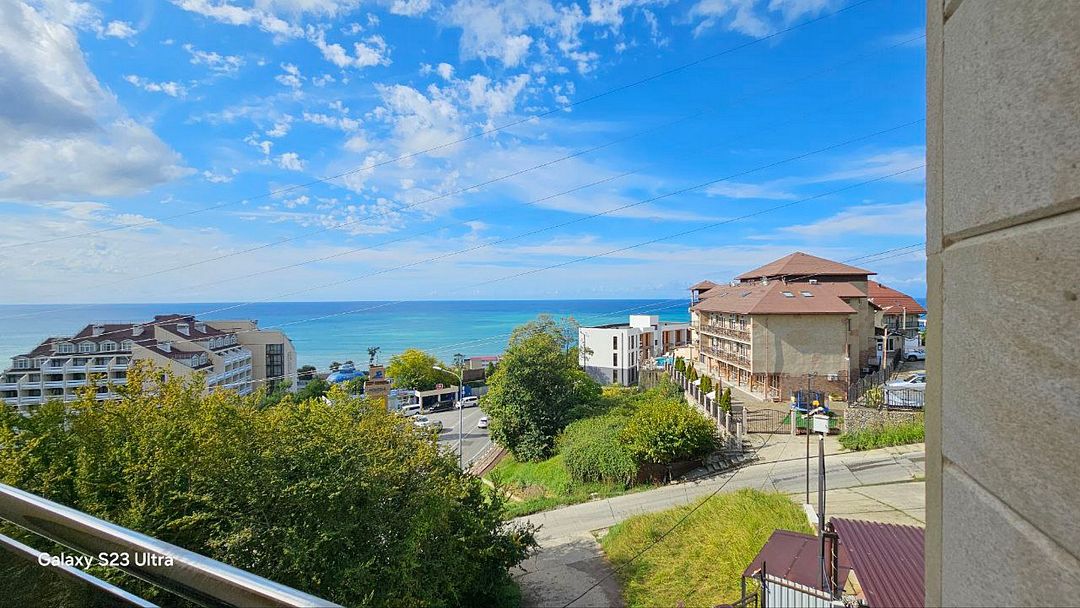 Делюкс 3-местный (с витражным окном и видом на море)