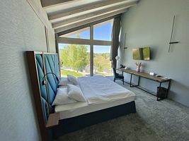 Номер в Дуплексе Дабл с панорамным видом на горы, Комплекс Шале Altai Palace, Алтайский район