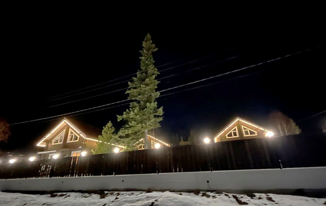 Общий вид ночью | Гостевые дома на Хвойной (Шерегеш), Кемеровская область