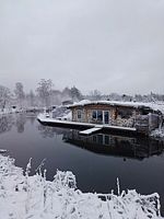 Ночь в Доме Хоббита, Загородный клуб Стеклянный, Стеклянный