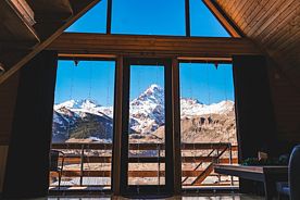 Коттедж с балконом и с красивым видом из окна, Гостевой дом RestArt Cottages in Kazbegi, Степанцминда