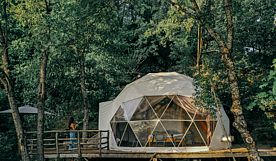 Тент с балконом и с красивым видом из окна, Глэмпинг Wine Space, Садмели