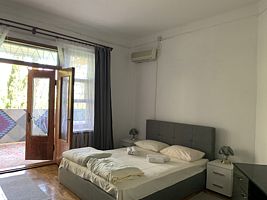 Двухместный номер Deluxe с балконом двуспальная кровать, Гостевой Дом Югославия, Ливадия