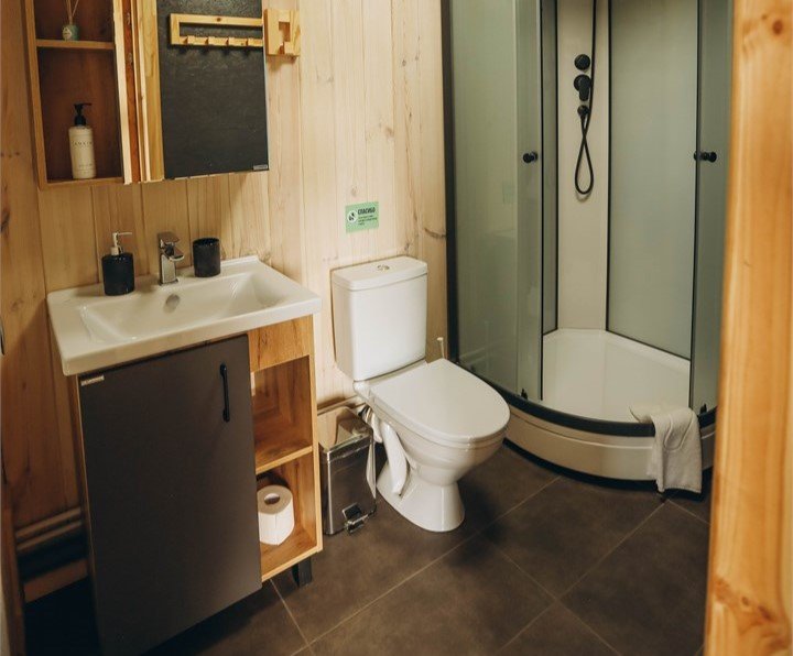 Бунгало 2-местный 2-комнатный №1 (На высоте)