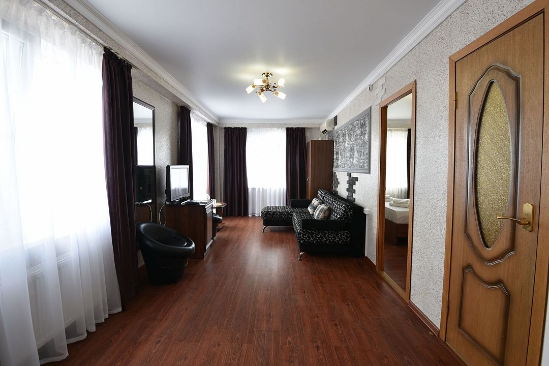 Делюкс 2-местный 2-комнатный (c балконом)