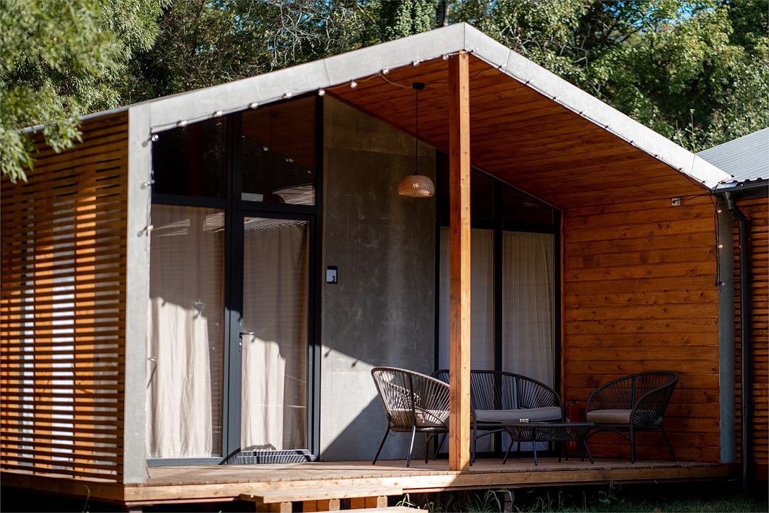 Коттедж 4-местный 2-комнатный (вид на бассейн)