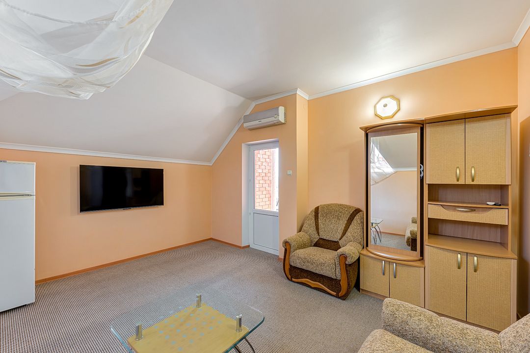 Люкс 4-местный 2-комнатный (Мансарда)