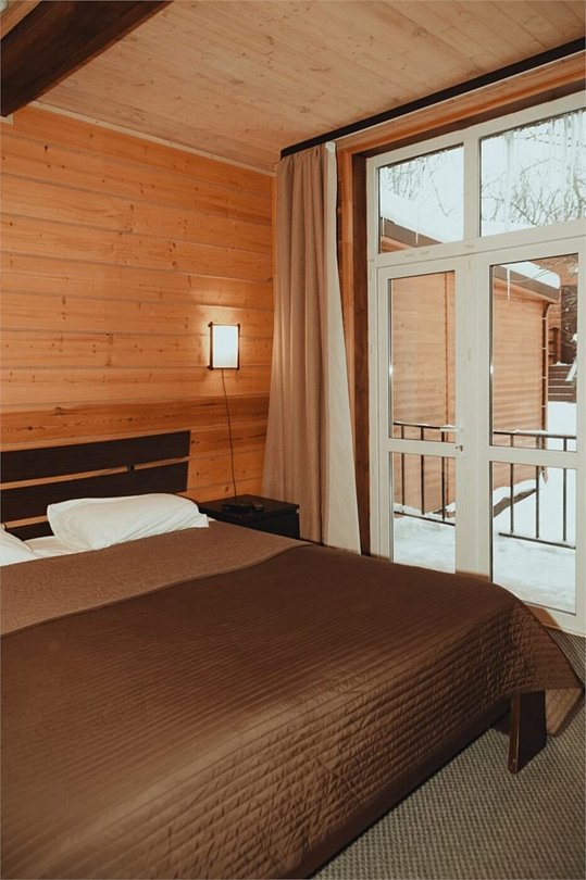 Дом 4-местный 2-комнатный (с панорамными окнами и верандой)