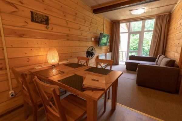 Дом 4-местный 2-комнатный (с панорамными окнами и верандой)