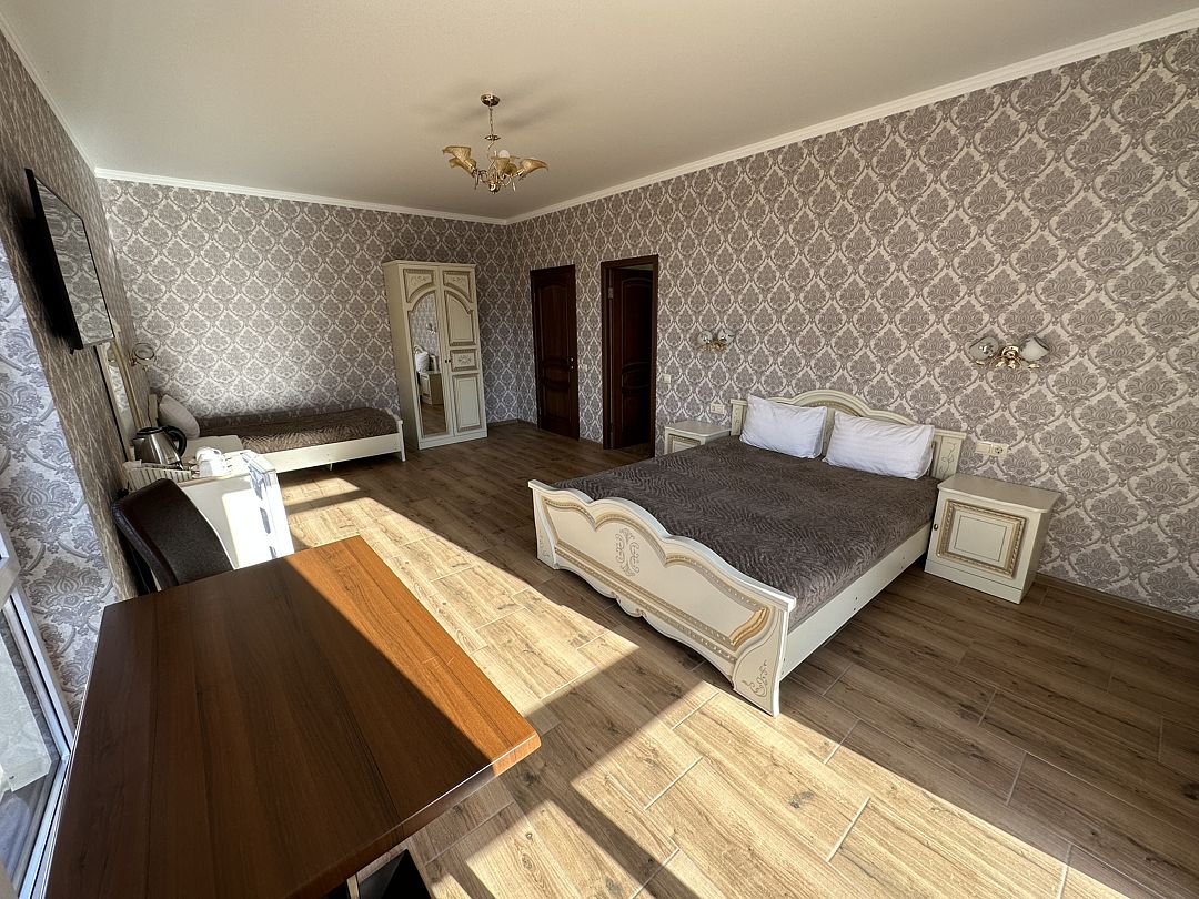 Стандартный 3-местный (с видом на горы)