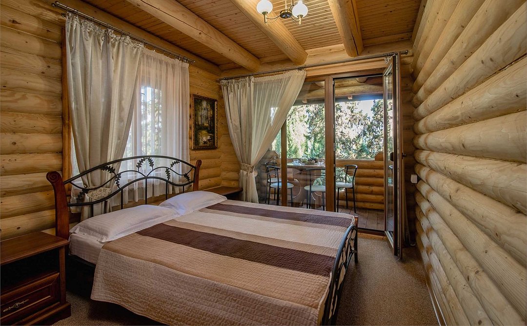 Коттедж-сруб 4-местный 3-комнатный (с двориком)