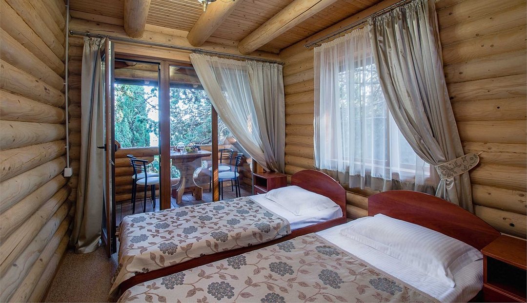 Коттедж-сруб 4-местный 3-комнатный (с двориком)