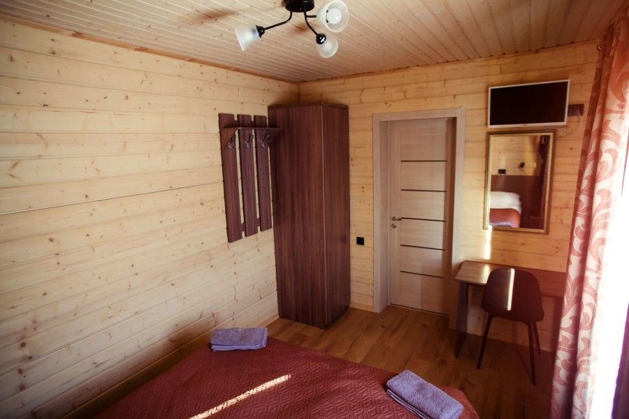 Номер 6-местный 2-комнатный (в доме №11, первый  этаж)