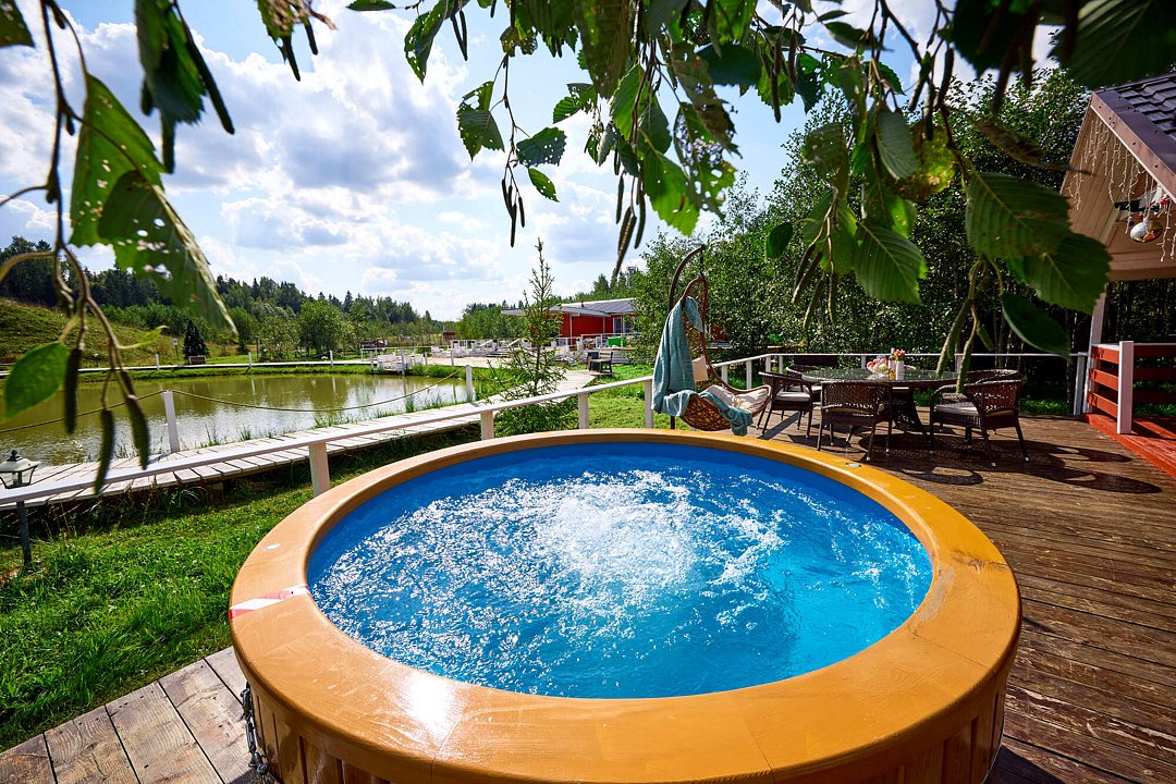 Дом у озера 4-местный 2-комнатный (с купелью)