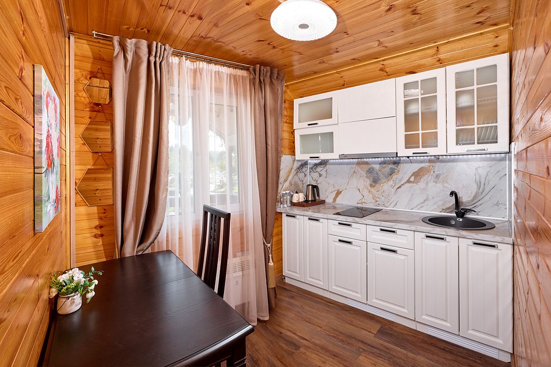 Дом у озера 4-местный 2-комнатный (с купелью)