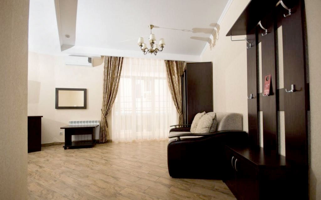 Полулюкс 4-местный (с балконом)