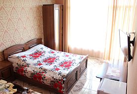 2-мест.(разм. в 3-мест.) улучш. с балк. (вид на горы и бассейн), Гостевой дом Аида, Адлер