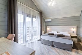 Трёхместный номер семейный Comfort с 2 комнатами с балконом, База отдыха Терем у реки, Каменномостский