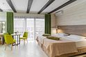 Двухместный номер Comfort с балконом 2 отдельные кровати, База отдыха Терем у реки, Каменномостский