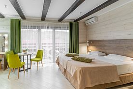 Двухместный номер Comfort с балконом 2 отдельные кровати, База отдыха Терем у реки, Каменномостский