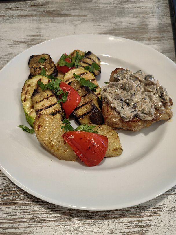 Медальон из свинины, под грибным соусом, с запечёнными овощами