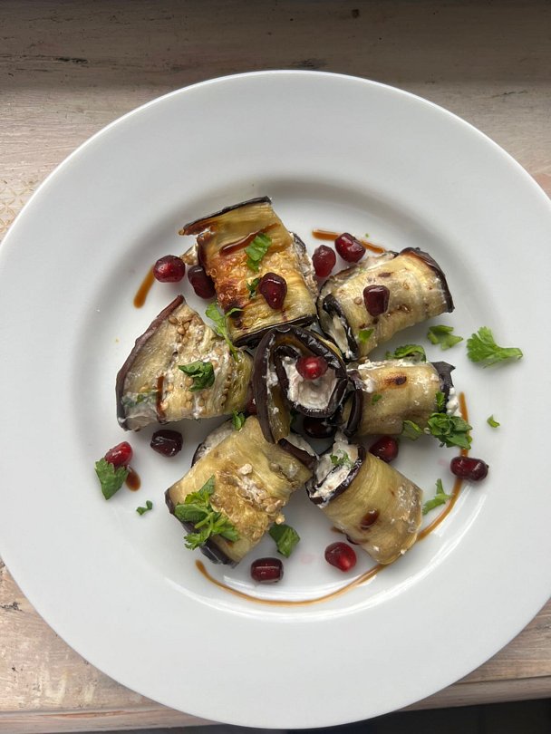 Рулетики из баклажан