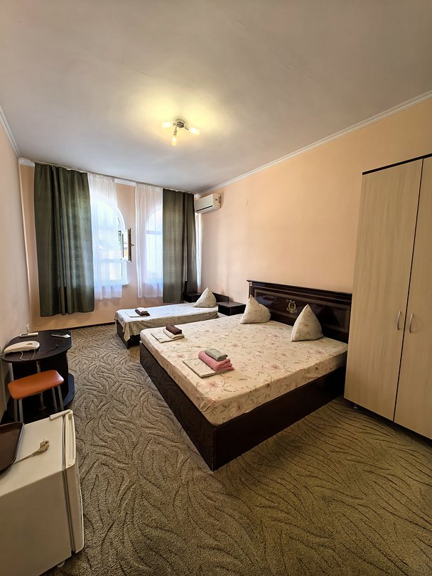 IСтандартный 3-местный (2 односпальные и 1 двуспальная кровати)