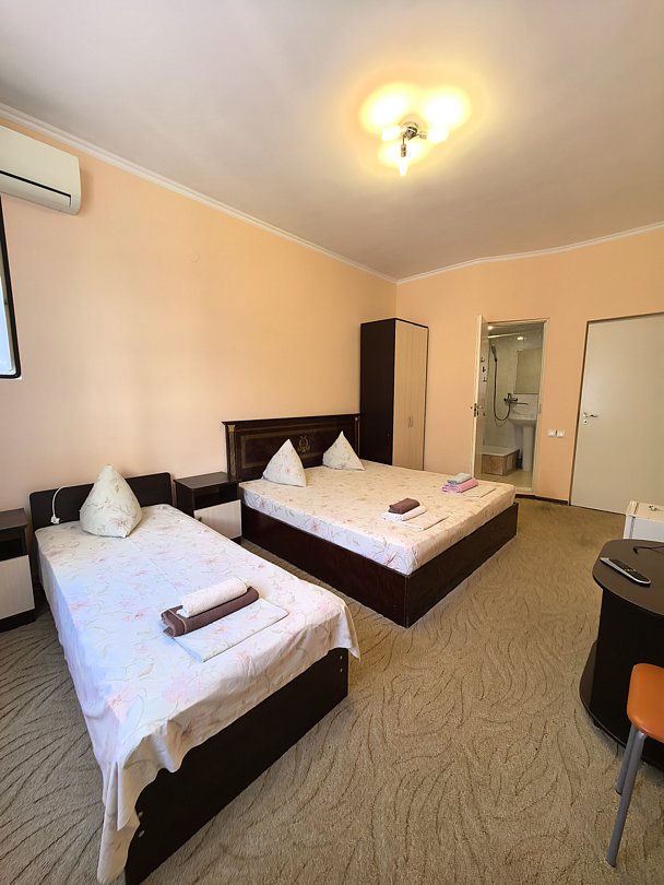 IСтандартный 3-местный (2 односпальные и 1 двуспальная кровати)