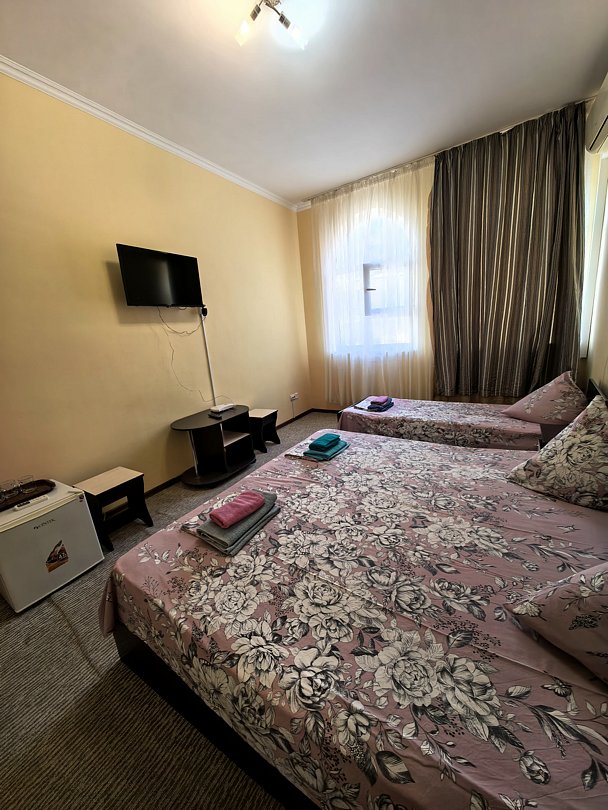 IСтандартный 3-местный (2 односпальные и 1 двуспальная кровати)