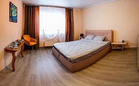 Четырёхместный коттедж с балконом 2 двуспальные кровати, Частный дом Каравай, Введенское