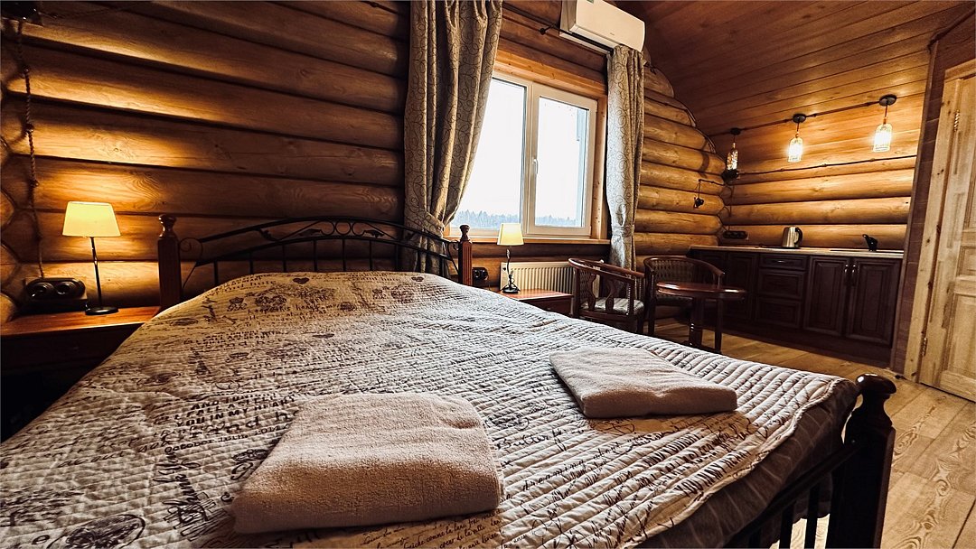 Коттедж 4-местный 4-комнатный (№1, с баней, камином и верандой)