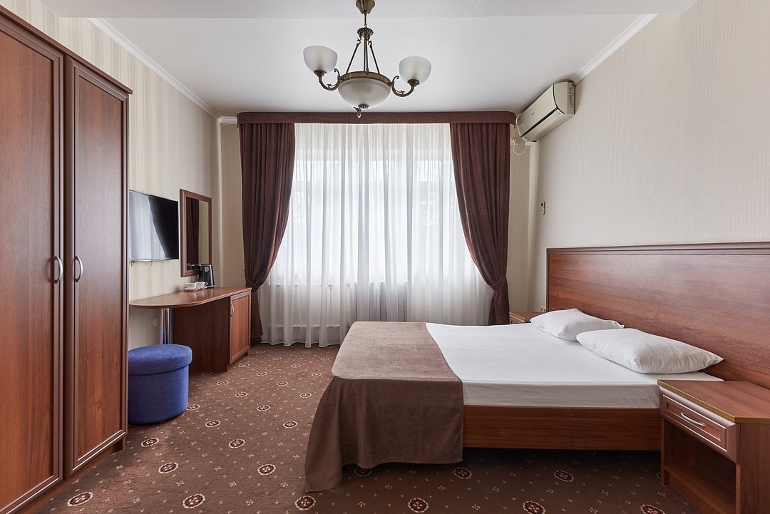 Полулюкс 4-местный 1-комнатный (с балконом, с видом на море)