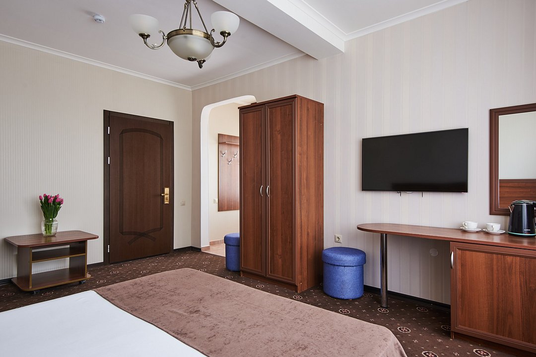 Полулюкс 4-местный 1-комнатный (с балконом, с видом на море)