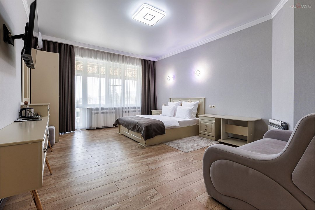 Полулюкс 2-местный 1-комнатный (с диваном и лоджией, 2 этаж)