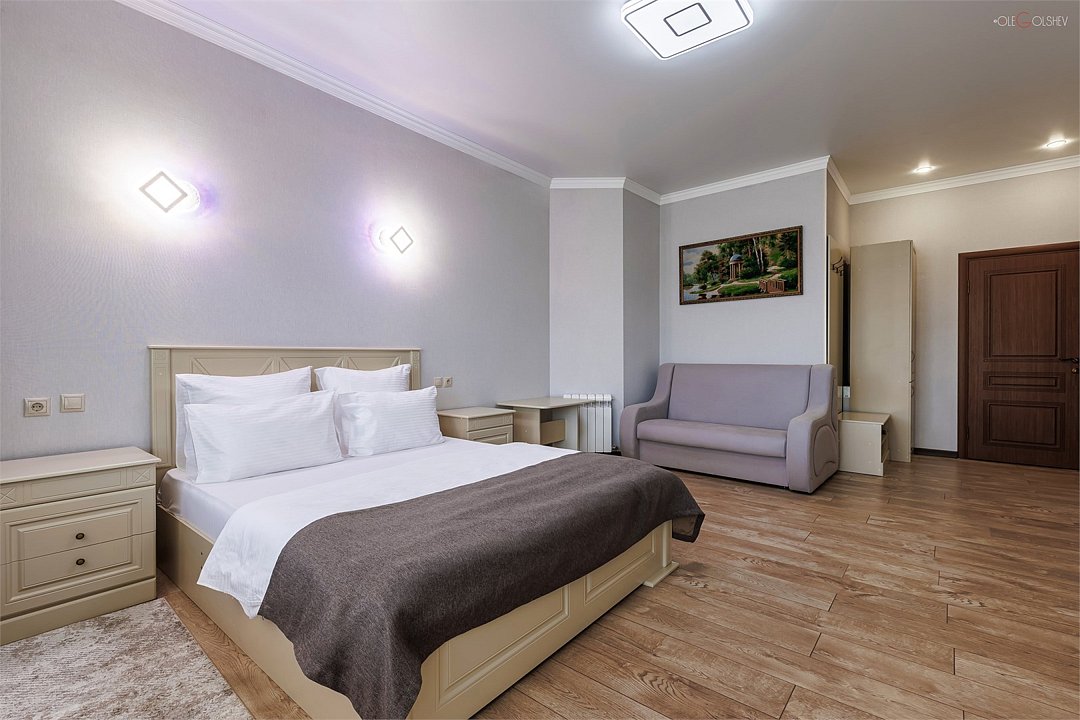 Полулюкс 2-местный 1-комнатный (с диваном и лоджией, 2 этаж)