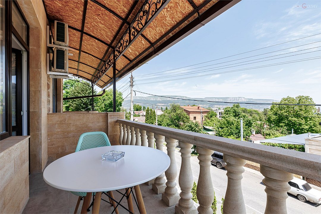 Полулюкс 2-местный 1-комнатный (с диваном и лоджией, 2 этаж)