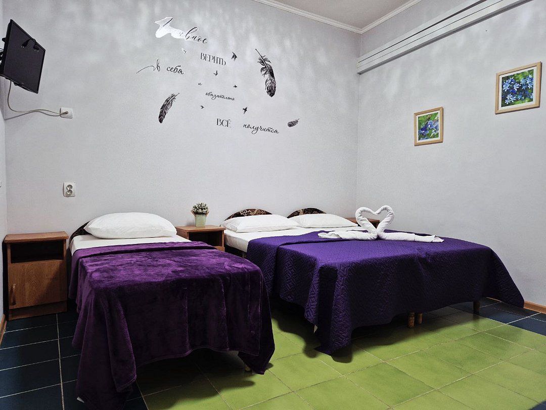 Номер 3-местный (окно в холл)