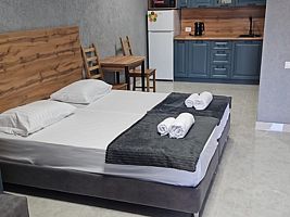 Апартаменты 4х, Гостевой комплекс Три тополя , Пицунда